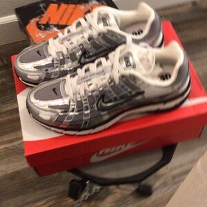 Nike Gray, Silver & White Men’s Running Sneakers
